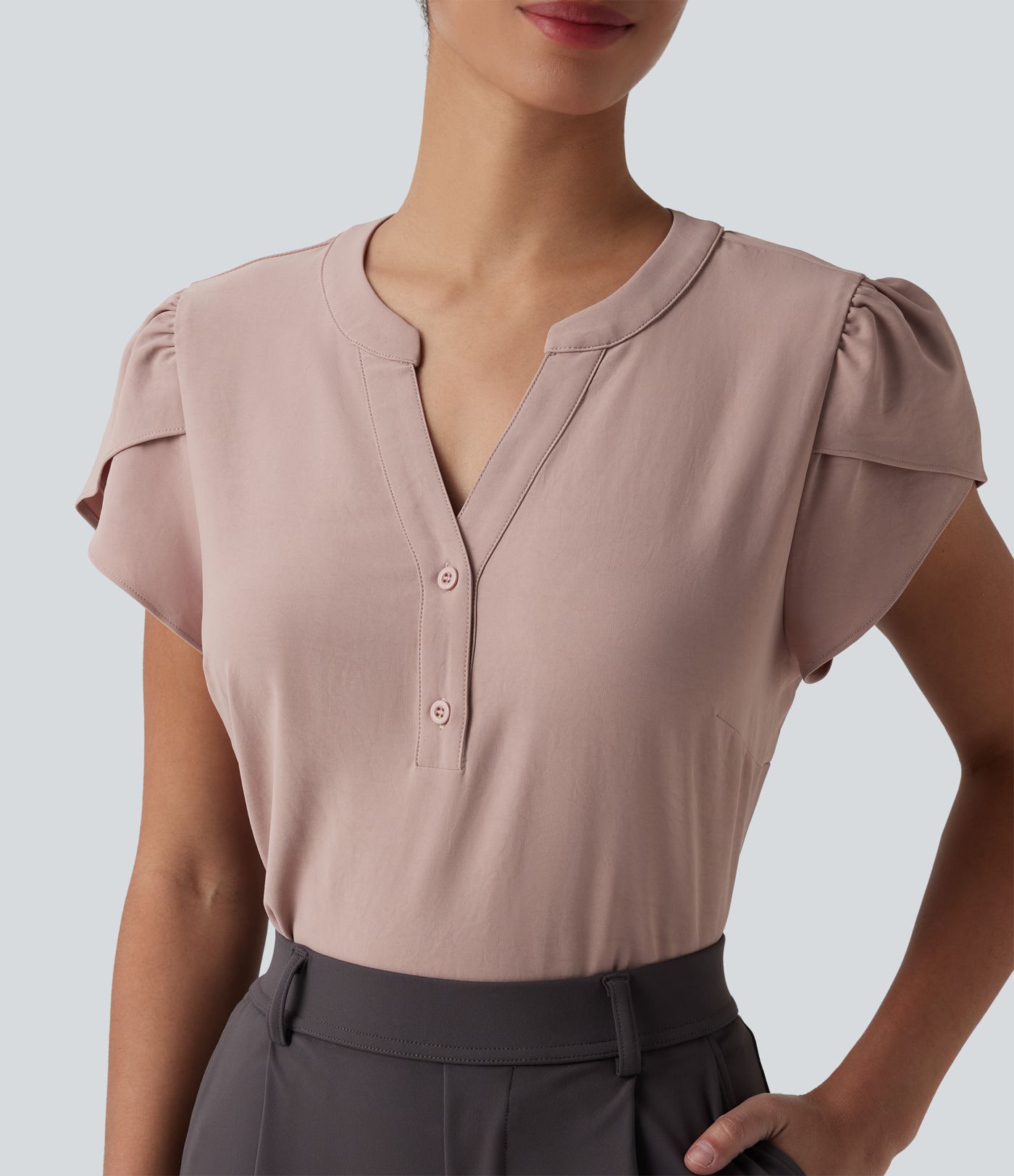 Arbeitsbluse mit V-Ausschnitt und kurzen, blütenblattförmigen Ärmeln