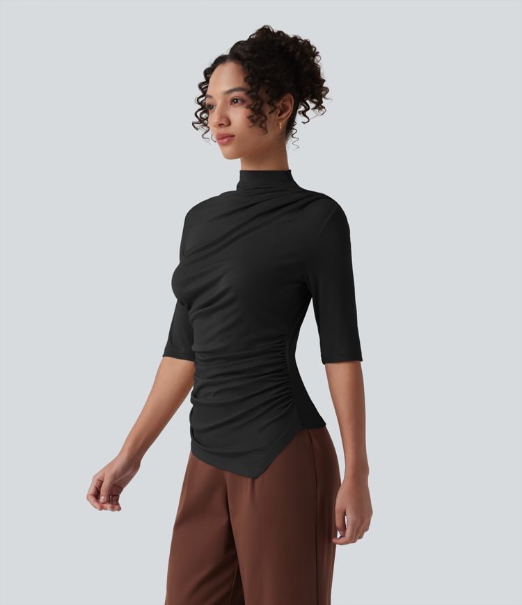 Ежедневен топ от рипсено плетиво с полувисока яка, половин ръкав, набор и асиметричен подгъв.