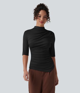 Ежедневен топ от рипсено плетиво с полувисока яка, половин ръкав, набор и асиметричен подгъв.