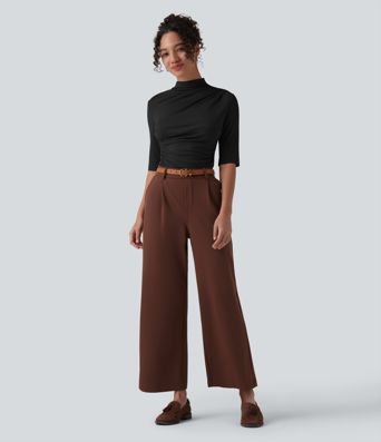 Ежедневен топ от рипсено плетиво с полувисока яка, половин ръкав, набор и асиметричен подгъв.