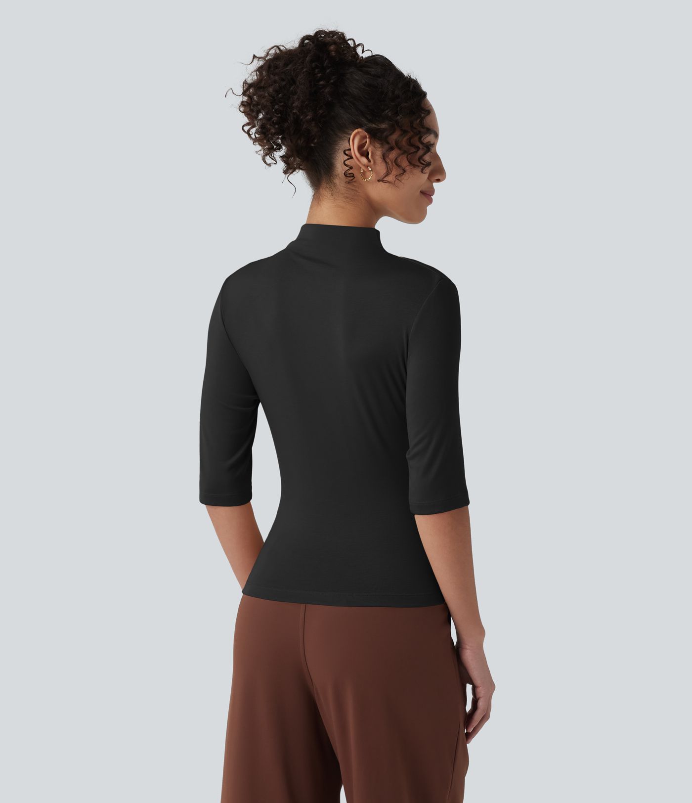 Ежедневен топ от рипсено плетиво с полувисока яка, половин ръкав, набор и асиметричен подгъв.