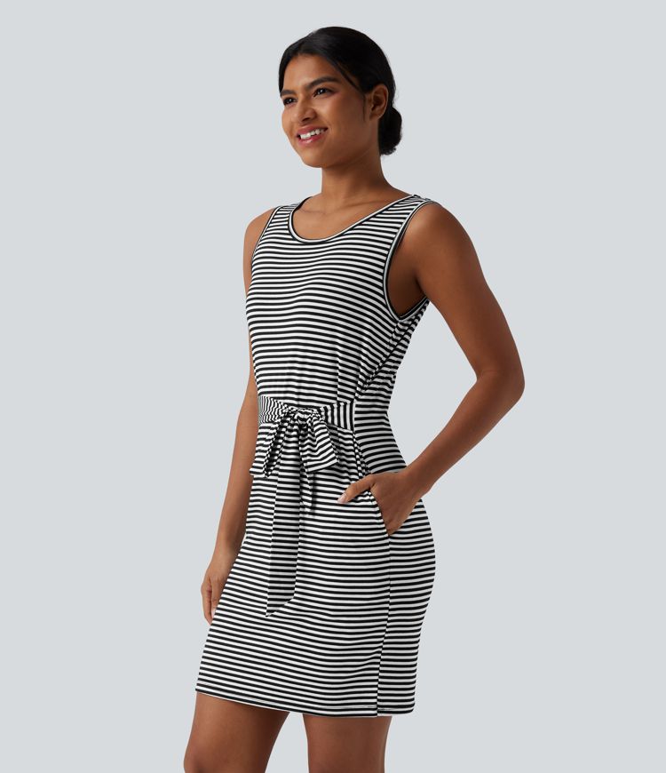 Ärmelloses, figurbetontes Minikleid mit Rundhalsausschnitt, Seitentaschen, Gürtel und Steifen