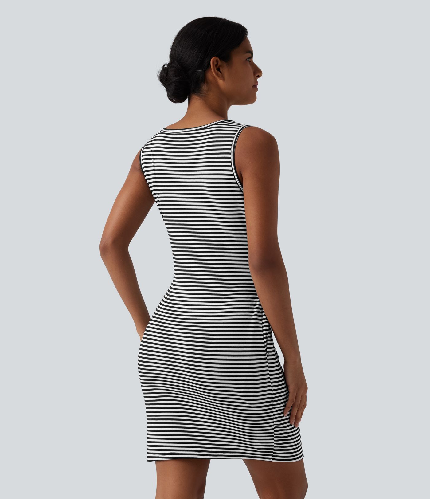 Ärmelloses, figurbetontes Minikleid mit Rundhalsausschnitt, Seitentaschen, Gürtel und Steifen