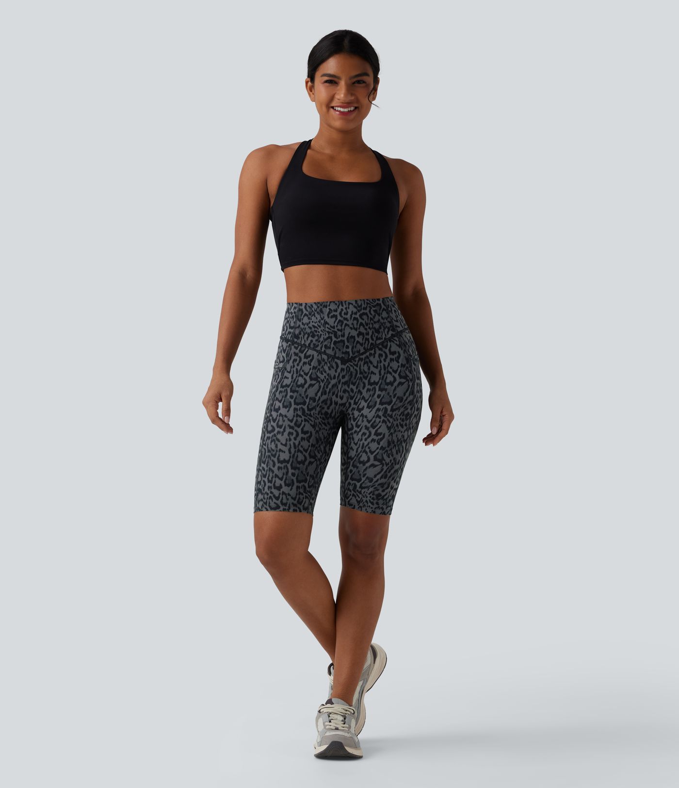 Halara UltraSculpt™ - Workout-Shorts mit hohem Bund, Seitentaschen, Bauchkontrolle, Booty-Scrunch und Leopardenmuster - 22,9 cm
