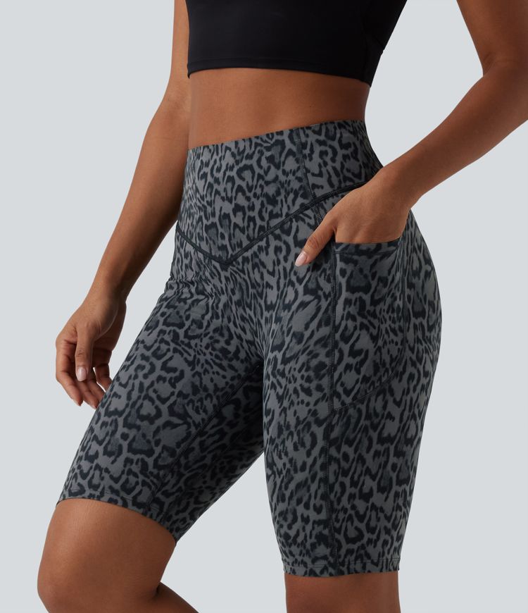 Halara UltraSculpt™ - Workout-Shorts mit hohem Bund, Seitentaschen, Bauchkontrolle, Booty-Scrunch und Leopardenmuster - 22,9 cm