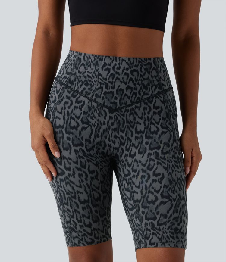 Halara UltraSculpt™ - Workout-Shorts mit hohem Bund, Seitentaschen, Bauchkontrolle, Booty-Scrunch und Leopardenmuster - 22,9 cm