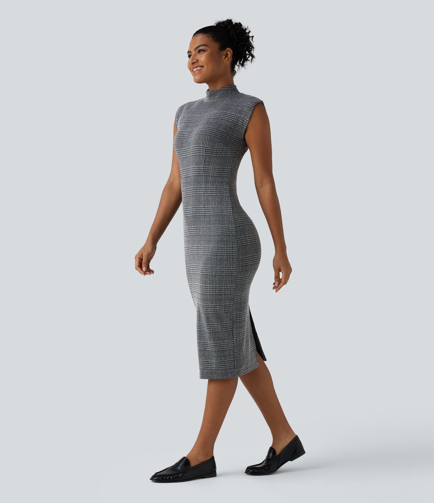 Midi darbo suknelė, kūno siluetą pabrėžianti, be rankovių, su aukšta apykakle ir šuniuko danties raštu (houndstooth)