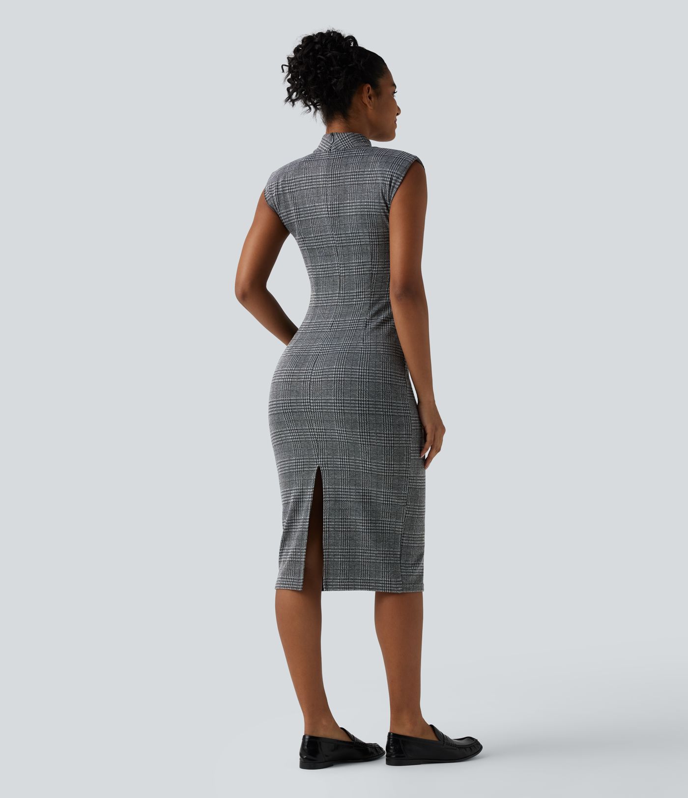 Midi darbo suknelė, kūno siluetą pabrėžianti, be rankovių, su aukšta apykakle ir šuniuko danties raštu (houndstooth)