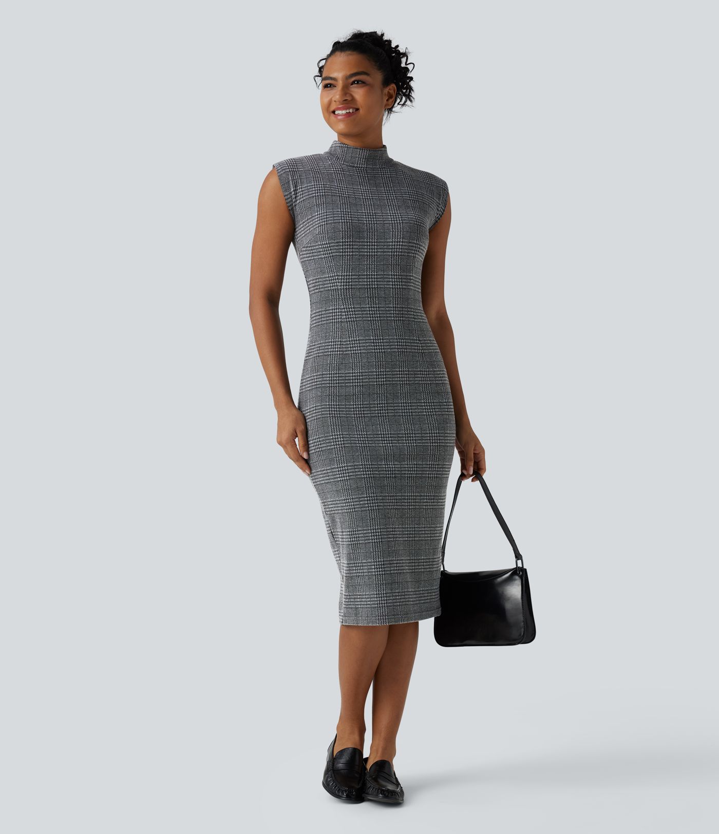 Midi darbo suknelė, kūno siluetą pabrėžianti, be rankovių, su aukšta apykakle ir šuniuko danties raštu (houndstooth)