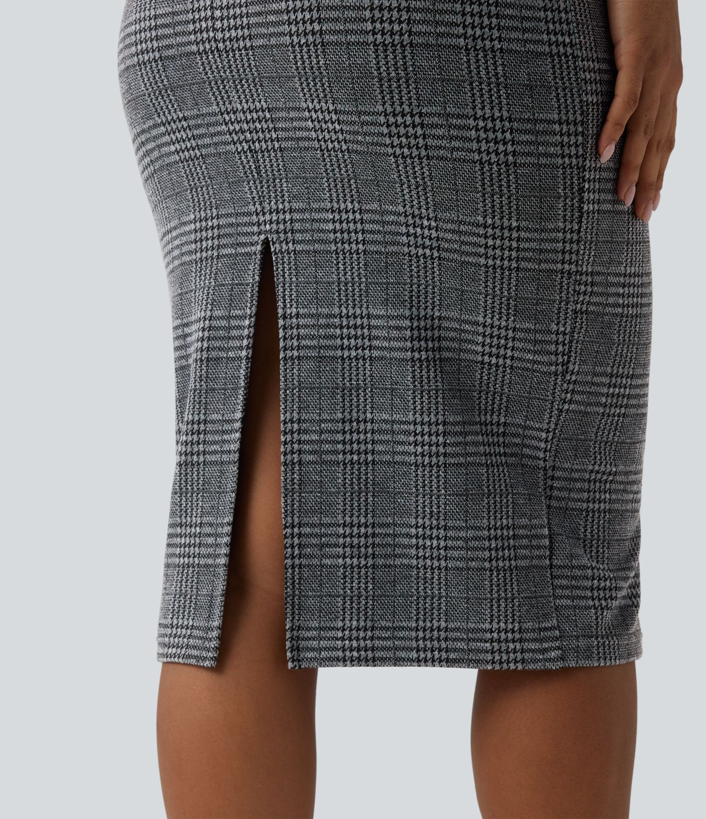 Midi darbo suknelė, kūno siluetą pabrėžianti, be rankovių, su aukšta apykakle ir šuniuko danties raštu (houndstooth)