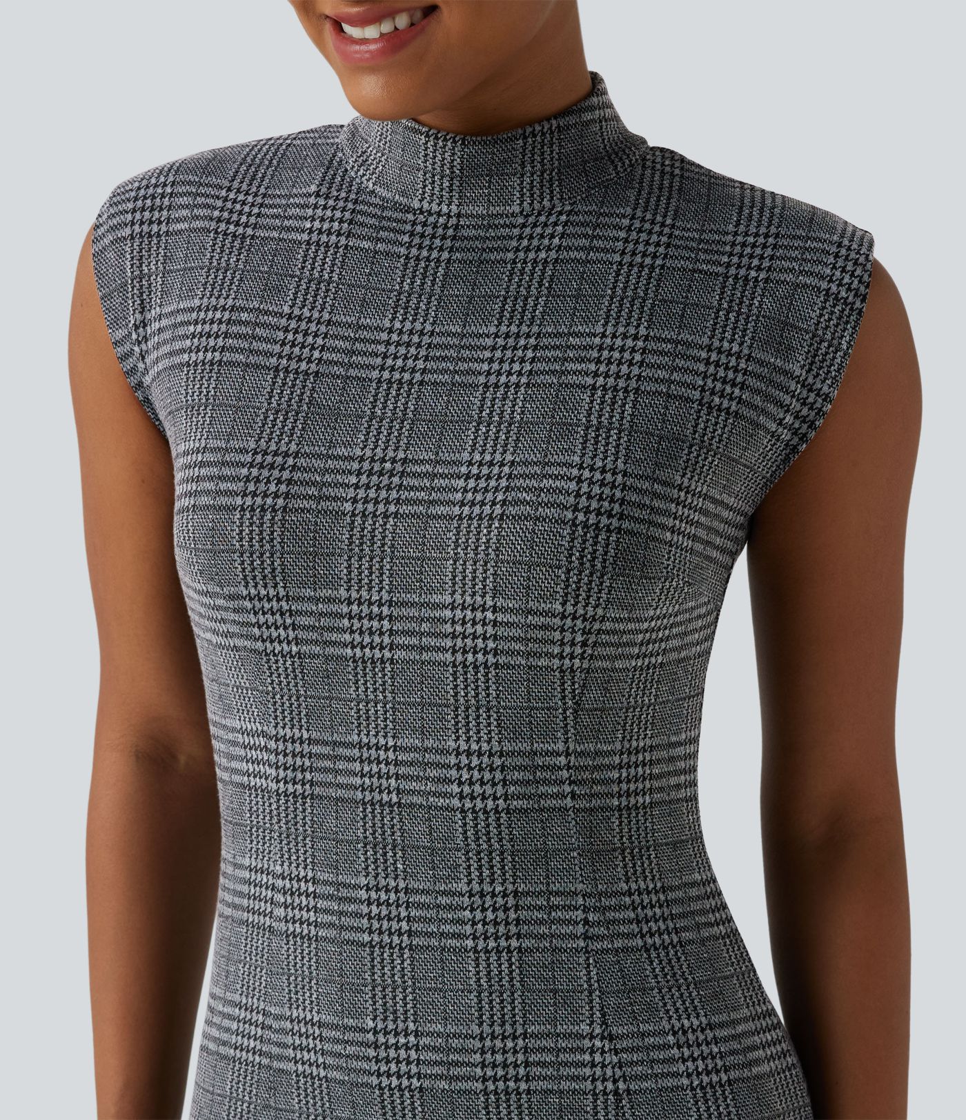 Midi darbo suknelė, kūno siluetą pabrėžianti, be rankovių, su aukšta apykakle ir šuniuko danties raštu (houndstooth)