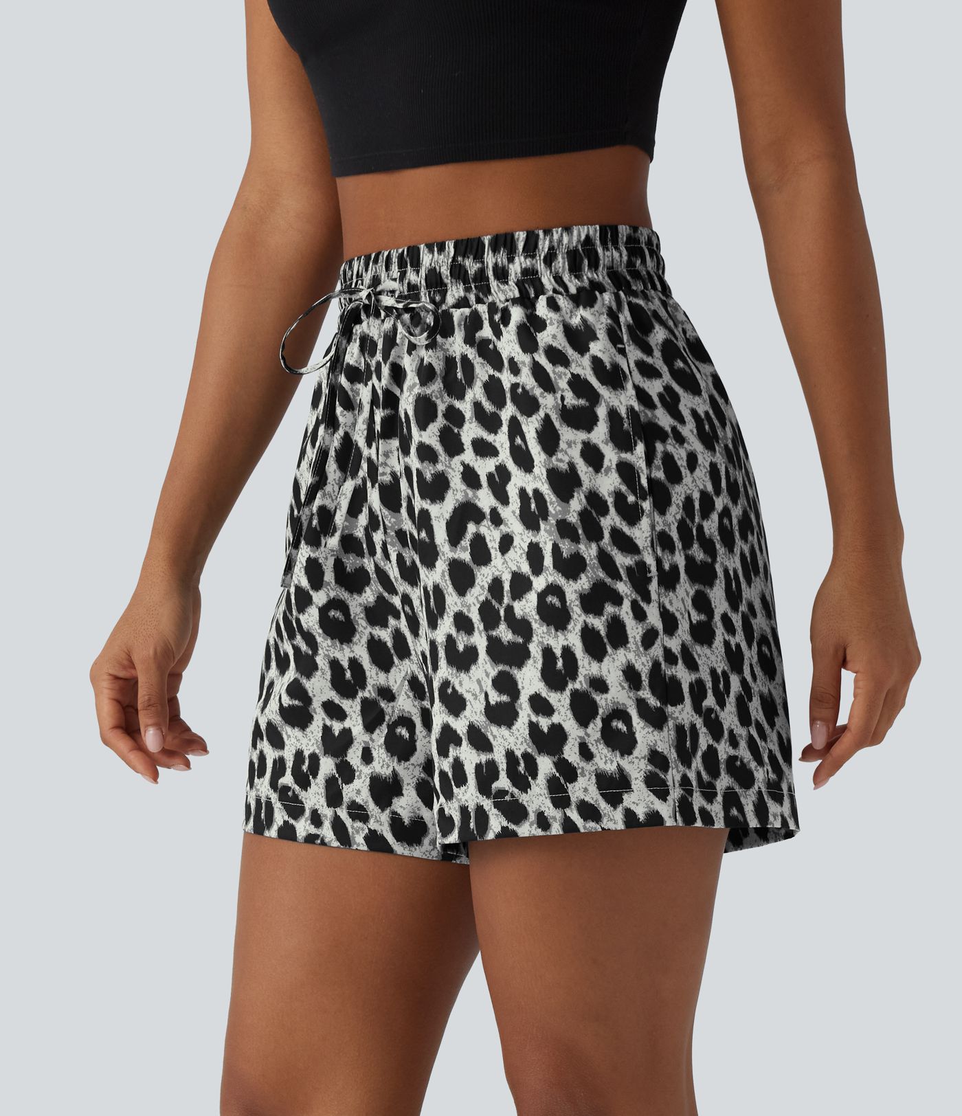 Lässige Shorts mit hohem Bund, Seitentaschen, Kordelzug und Leopardenmuster