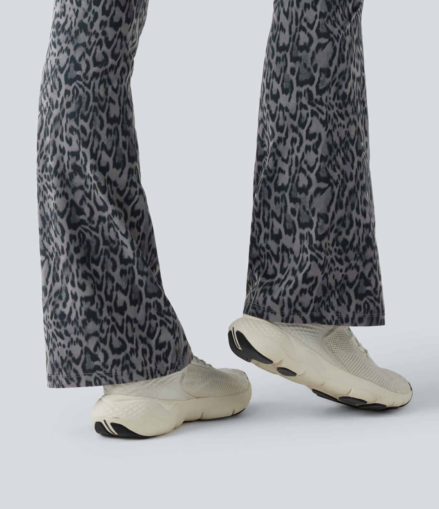 Halara UltraSculpt™ - Bootcut-Yoga-Leggings mit hohem Bund, Seitentaschen, Bauchkontrolle, Booty-Scrunch und Leopardenmuster - Po-Lifting