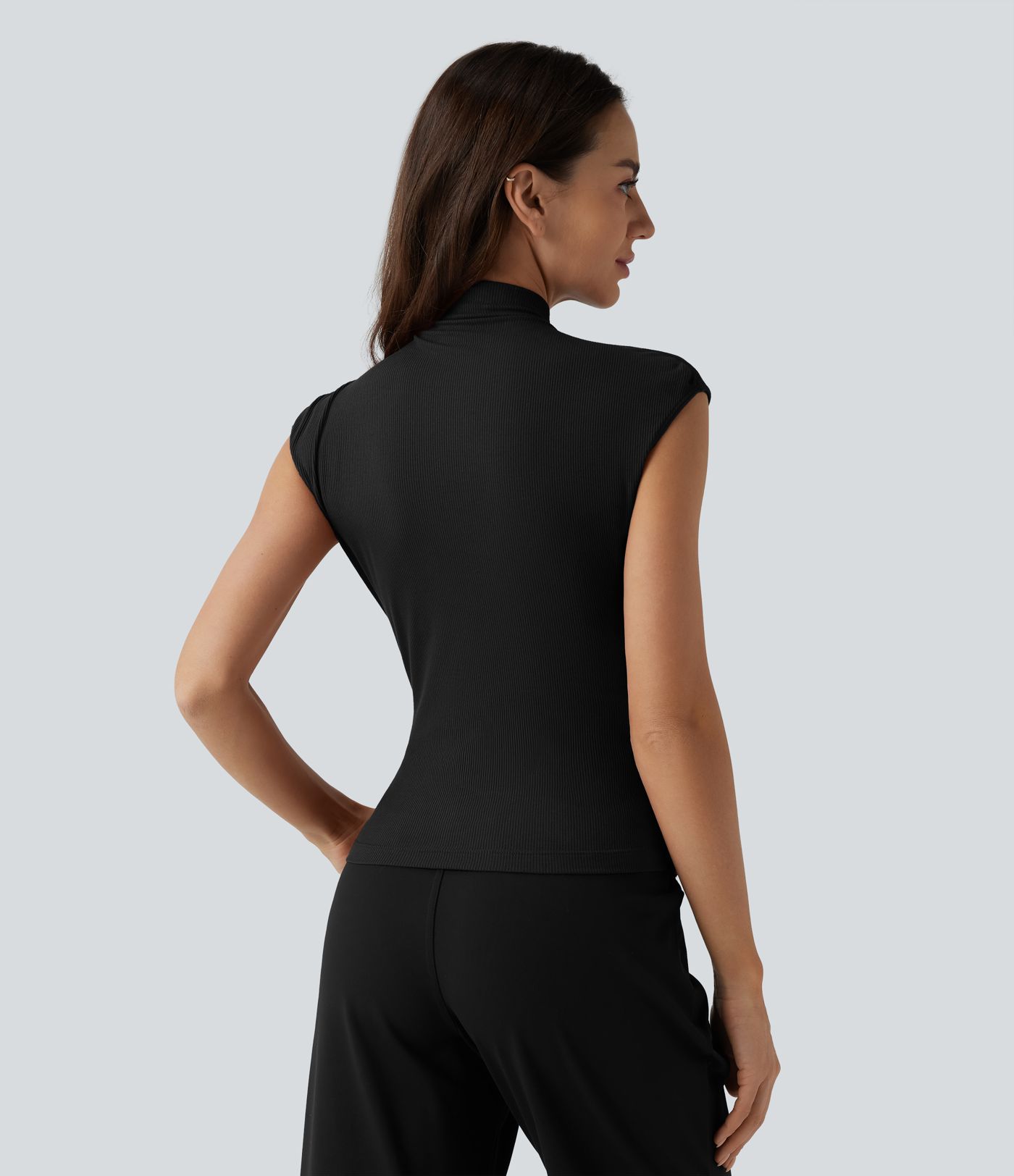 Lässiges Tanktop aus geripptem Strick mit Rollkragen und symmetrischem Saum