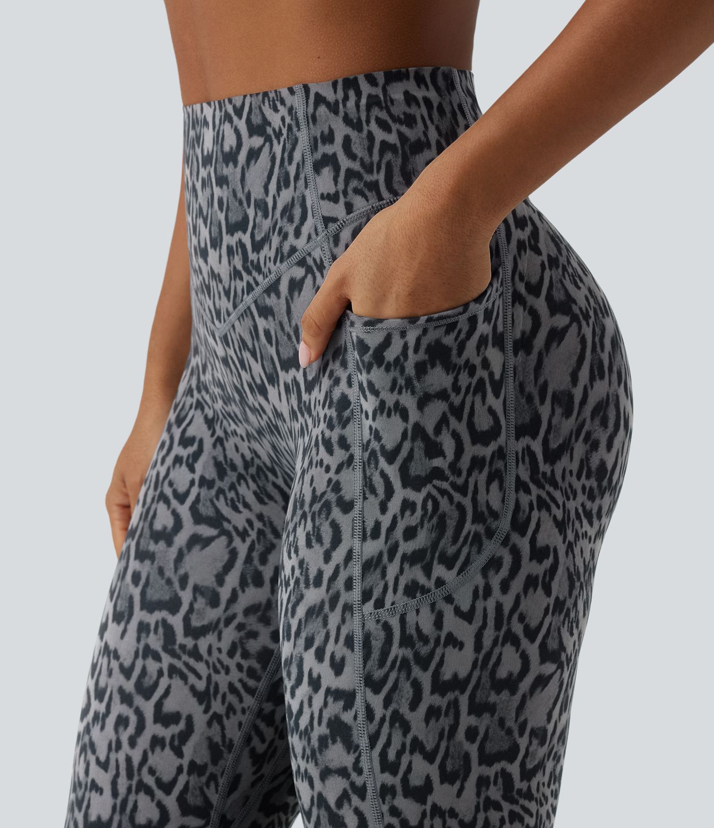 Halara UltraSculpt™ - Bootcut-Yoga-Leggings mit hohem Bund, Seitentaschen, Bauchkontrolle, Booty-Scrunch und Leopardenmuster - Po-Lifting