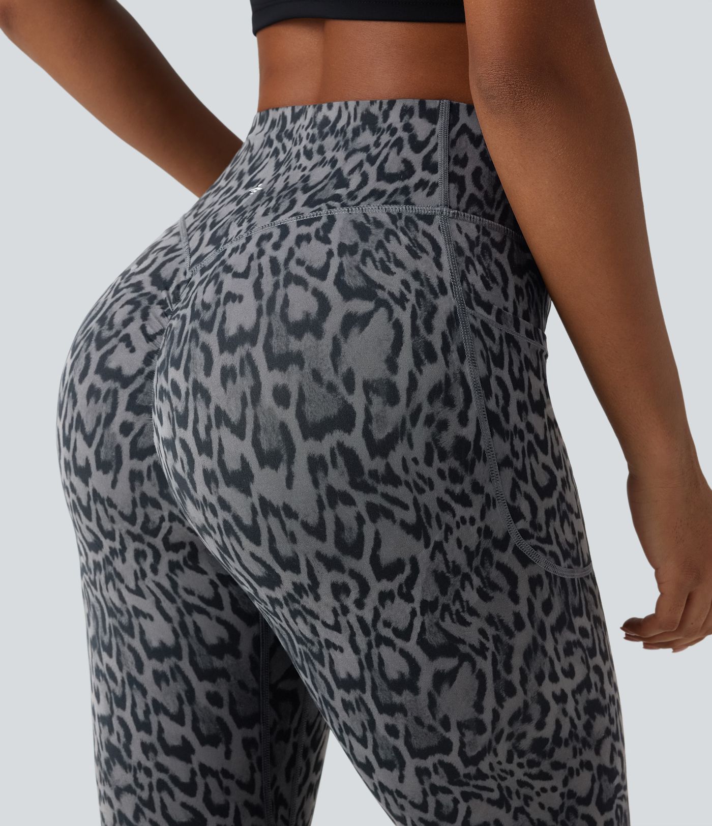 Halara UltraSculpt™ - Bootcut-Yoga-Leggings mit hohem Bund, Seitentaschen, Bauchkontrolle, Booty-Scrunch und Leopardenmuster - Po-Lifting