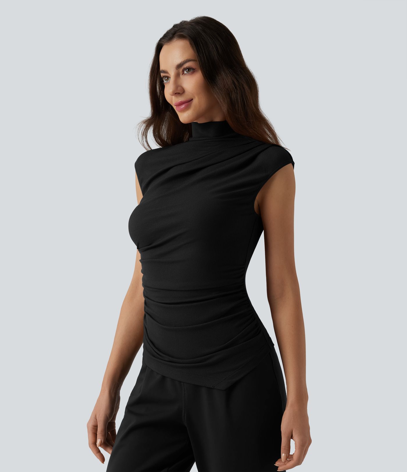 Lässiges Tanktop aus geripptem Strick mit Rollkragen und symmetrischem Saum