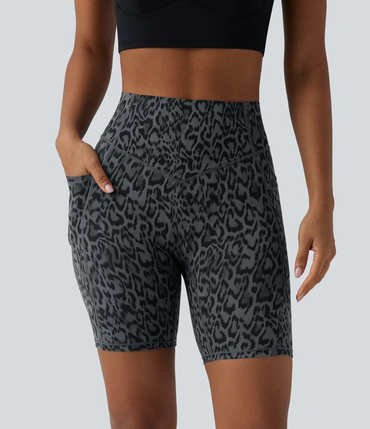 Halara UltraSculpt™ - Workout-Shorts mit hohem Bund, Seitentaschen, Bauchkontrolle, Booty-Scrunch und Leopardenmuster - 17,8 cm
