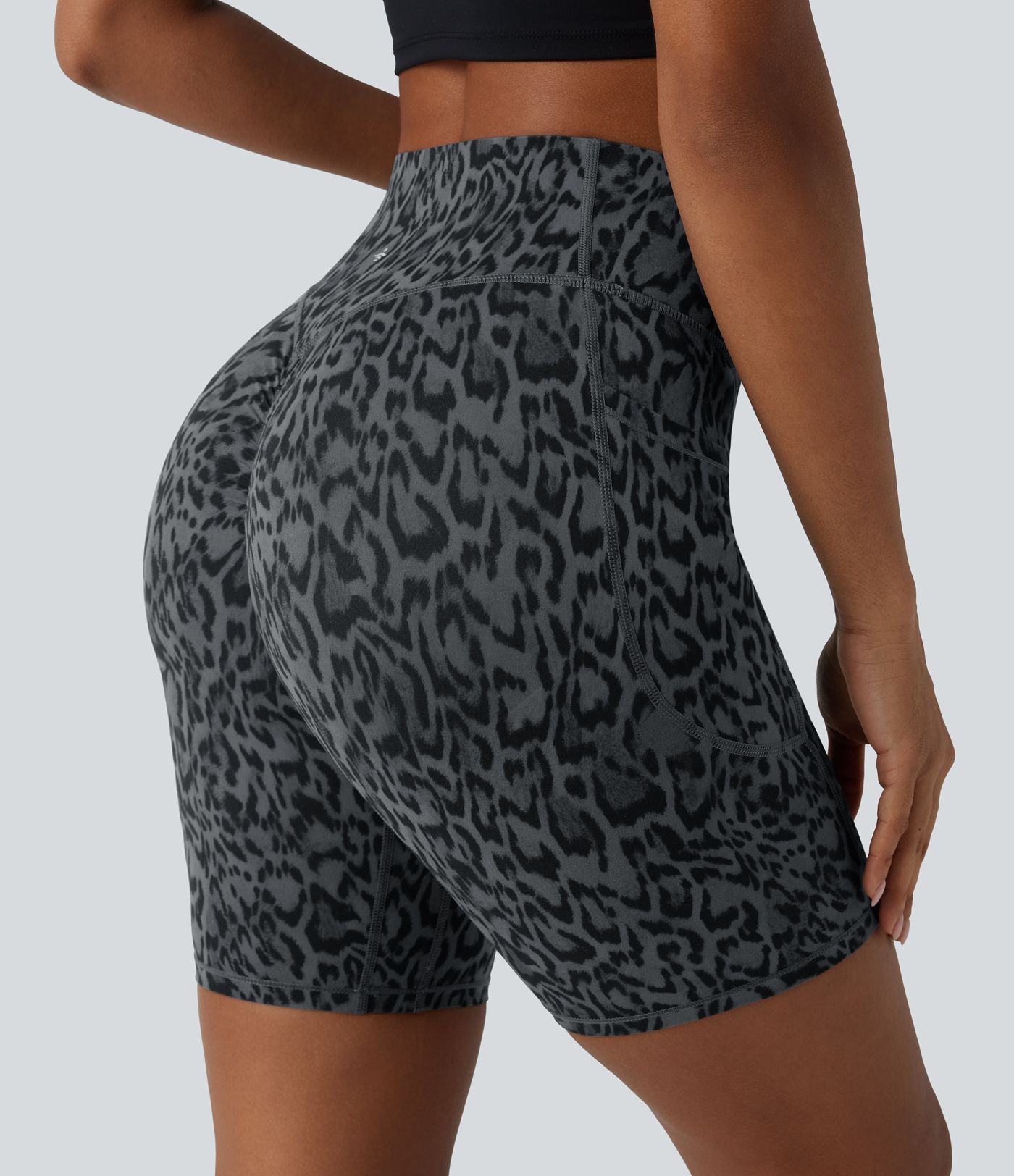 Halara UltraSculpt™ - Workout-Shorts mit hohem Bund, Seitentaschen, Bauchkontrolle, Booty-Scrunch und Leopardenmuster - 17,8 cm