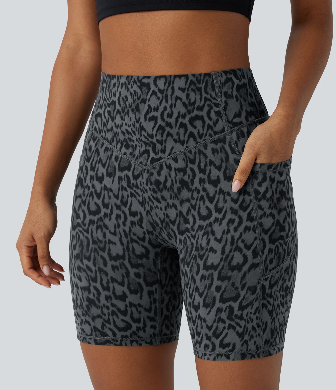 Halara UltraSculpt™ - Workout-Shorts mit hohem Bund, Seitentaschen, Bauchkontrolle, Booty-Scrunch und Leopardenmuster - 17,8 cm