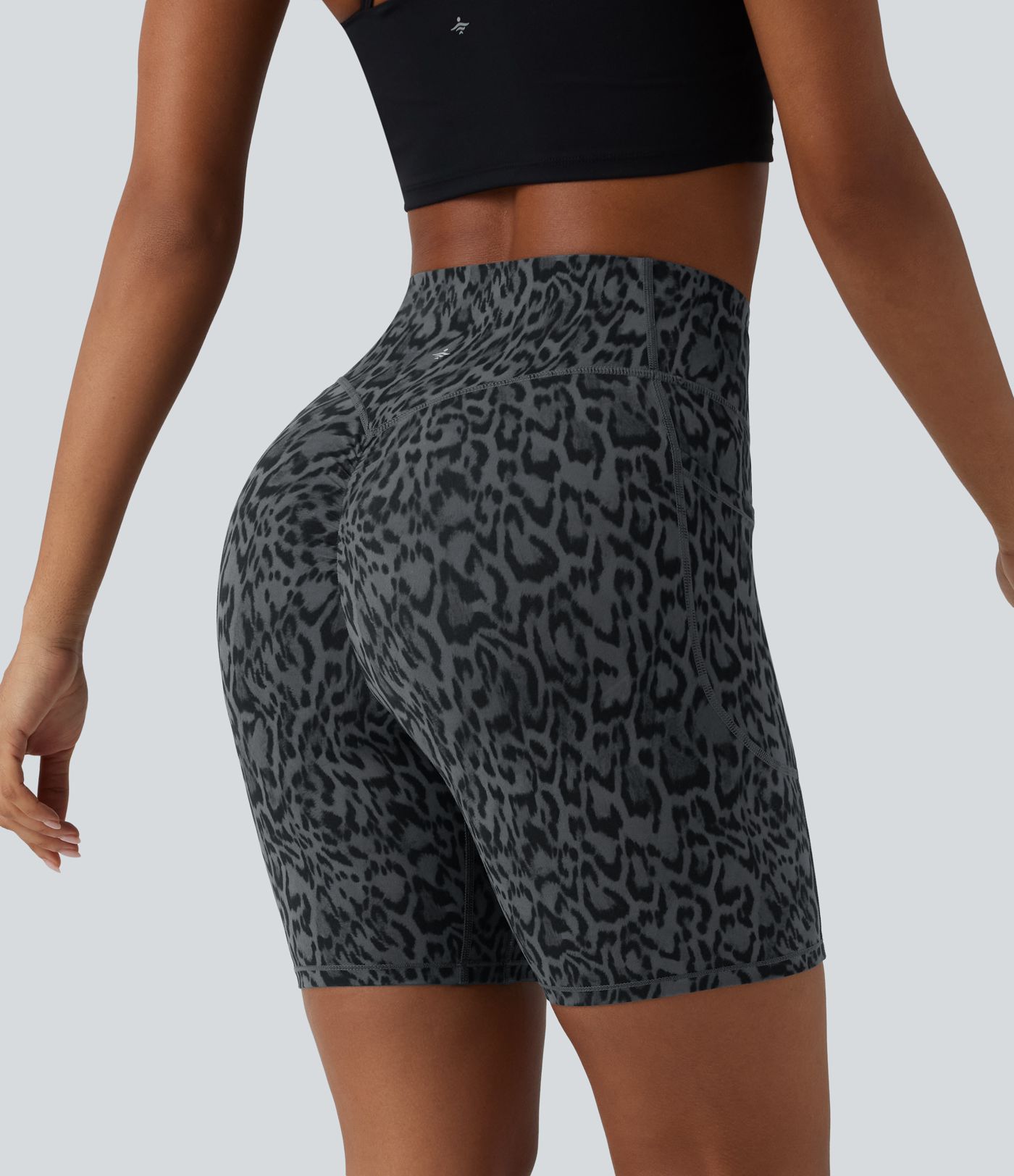 Halara UltraSculpt™ - Workout-Shorts mit hohem Bund, Seitentaschen, Bauchkontrolle, Booty-Scrunch und Leopardenmuster - 17,8 cm