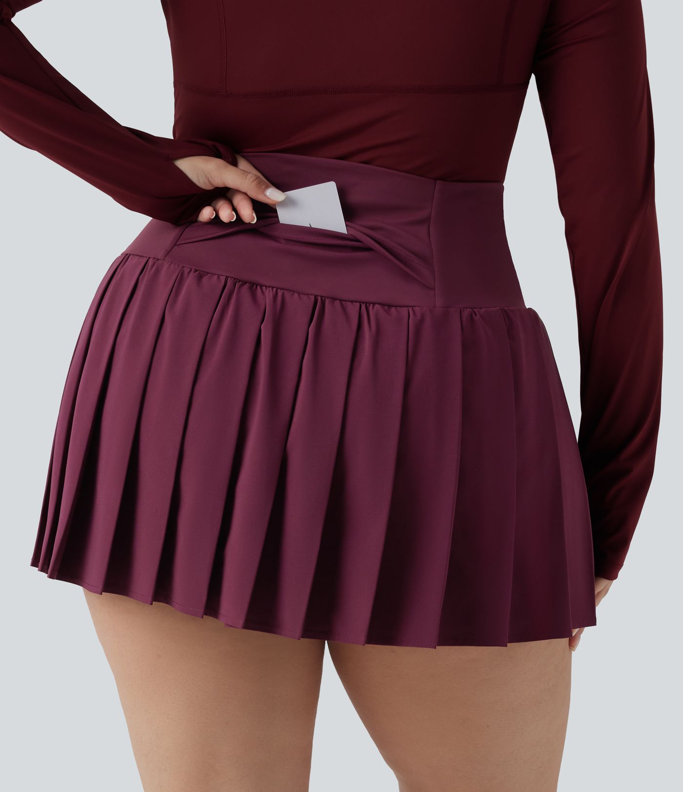 Tallas grandes Breezeful™: falda mini de yoga 2 en 1 plisada, de cintura alta, con dobladillo asimétrico, de secado rápido y con bolsillos