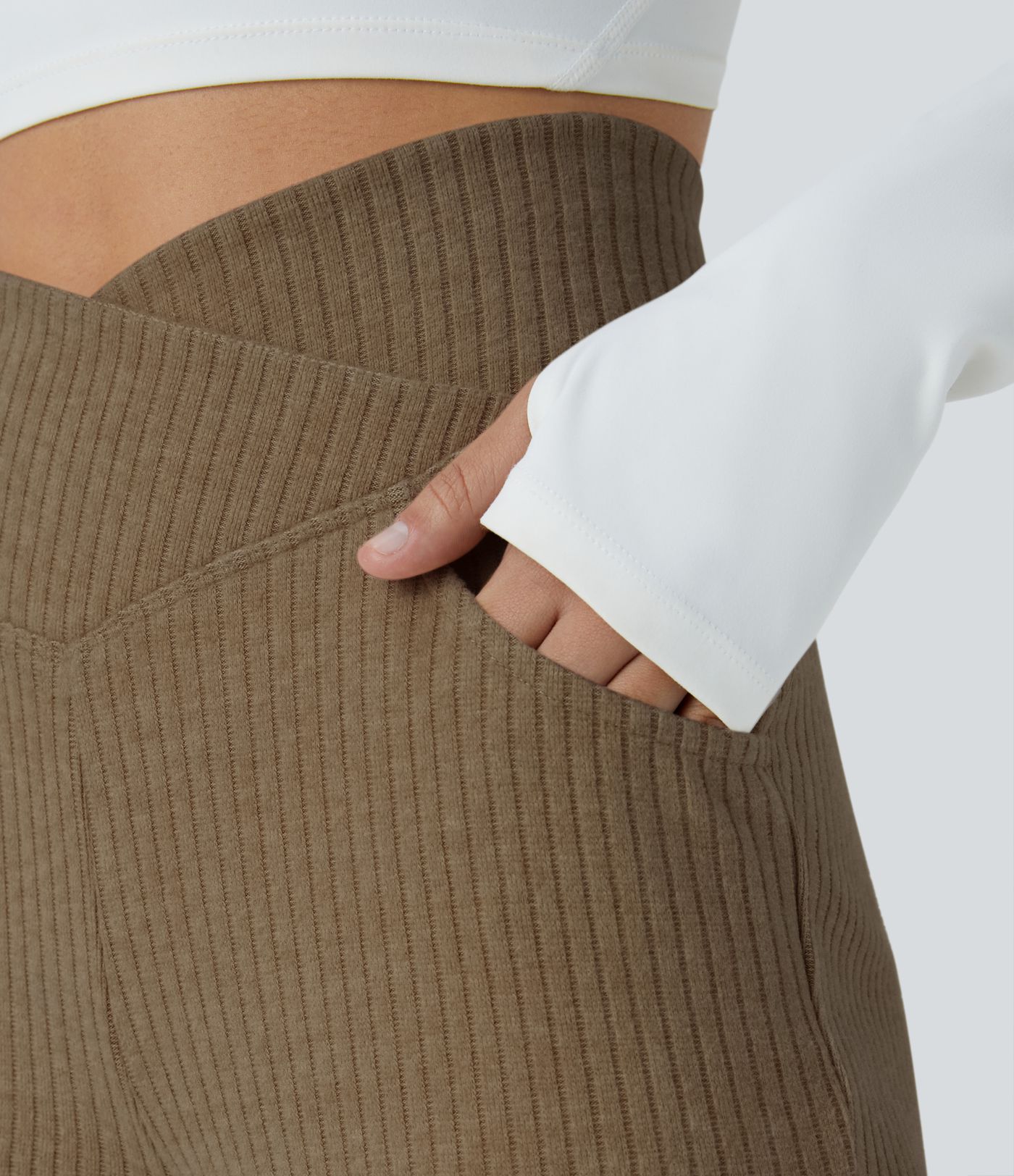 Lässige Crossover-Schlaghose aus geripptem Strick mit hohem Bund und Seitentaschen