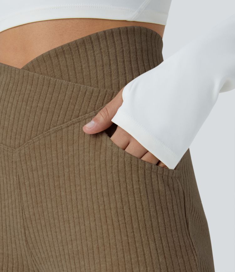 Lässige Crossover-Schlaghose aus geripptem Strick mit hohem Bund und Seitentaschen