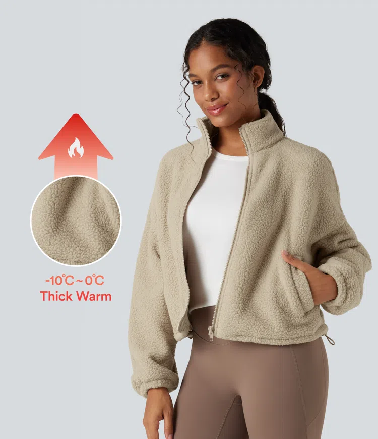 Fleece-Trainingsjacke mit hohem Kragen, Seitentaschen, langen Ärmeln und Reißverschluss