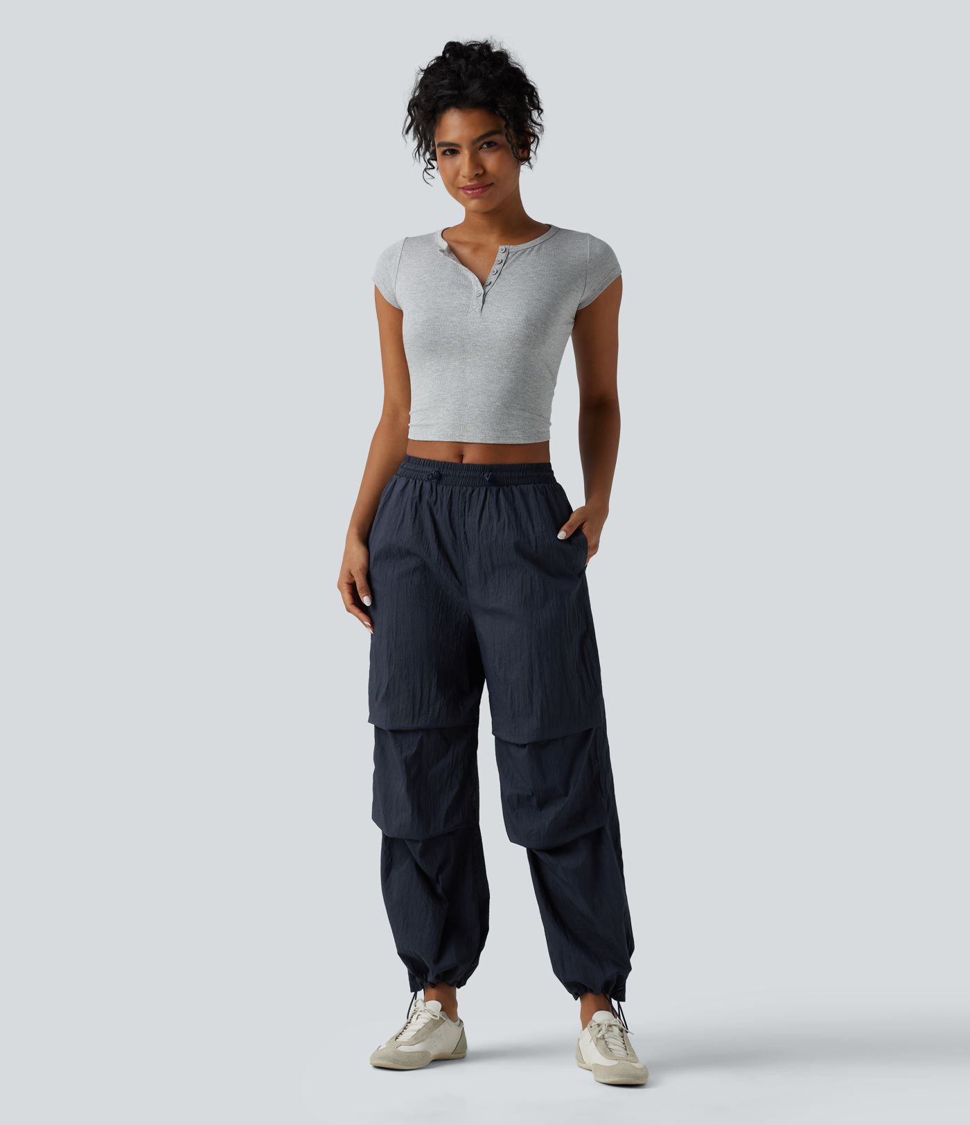 Pantaloni jogger casual tip parașută, ușor, durabili și hidrofugi, cu talie medie, croială dreaptă și buzunare.