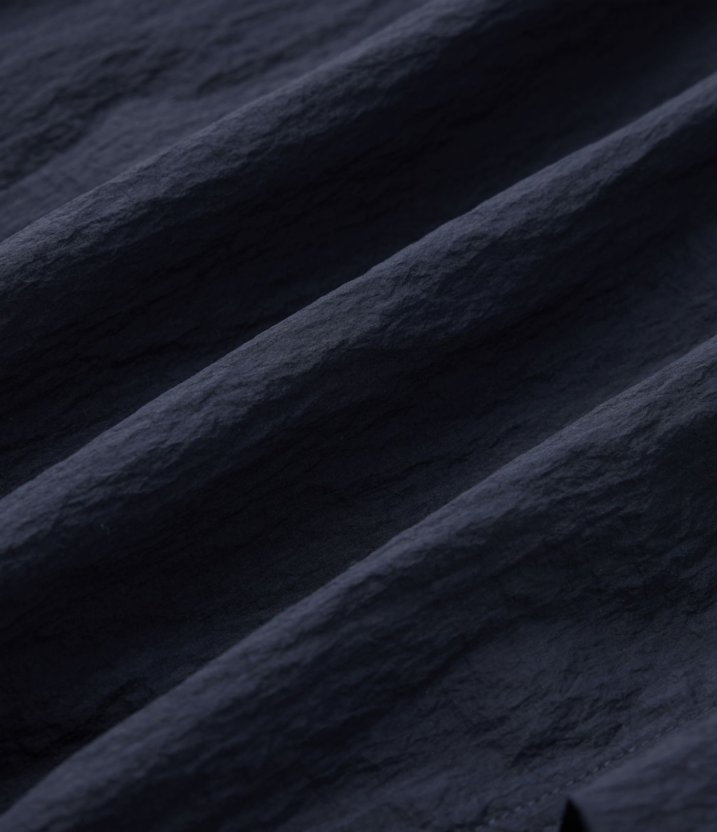 Pantaloni jogger casual tip parașută, ușor, durabili și hidrofugi, cu talie medie, croială dreaptă și buzunare.