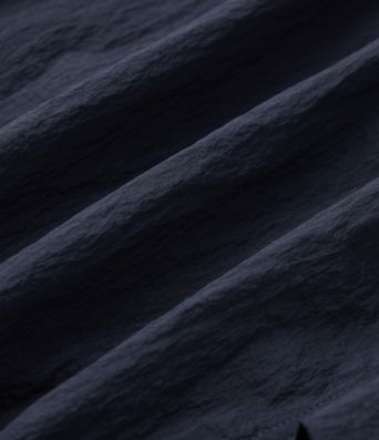 Pantaloni jogger casual tip parașută, ușor, durabili și hidrofugi, cu talie medie, croială dreaptă și buzunare.