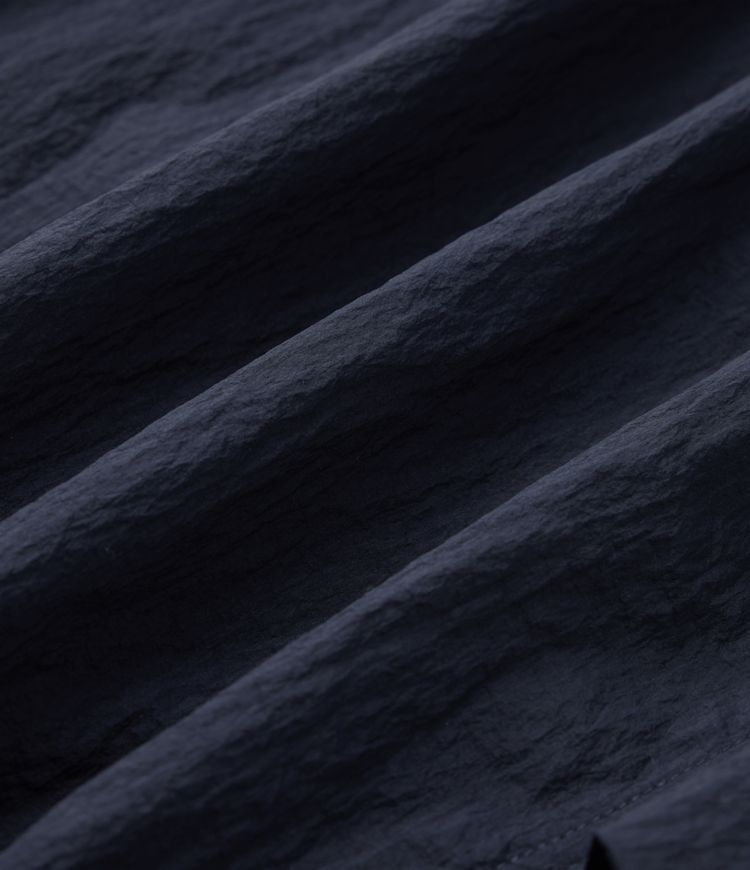 Pantaloni jogger casual tip parașută, ușor, durabili și hidrofugi, cu talie medie, croială dreaptă și buzunare.