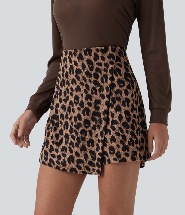 Lässiger Mini-Hosenrock mit hohem Bund, Leopardenmuster und Waffelstruktur