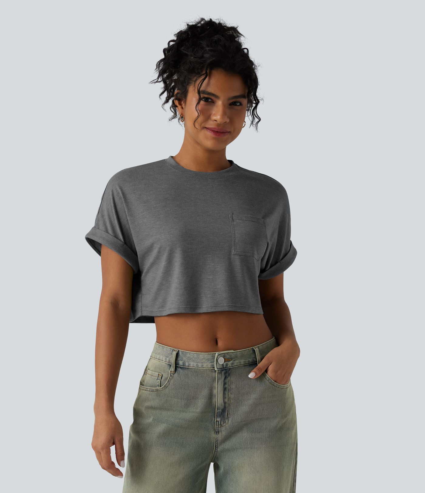 Verkürztes, lässiges T-Shirt mit Rundhalsausschnitt, kurzen Ärmeln, meliertem Stoff und Tasche