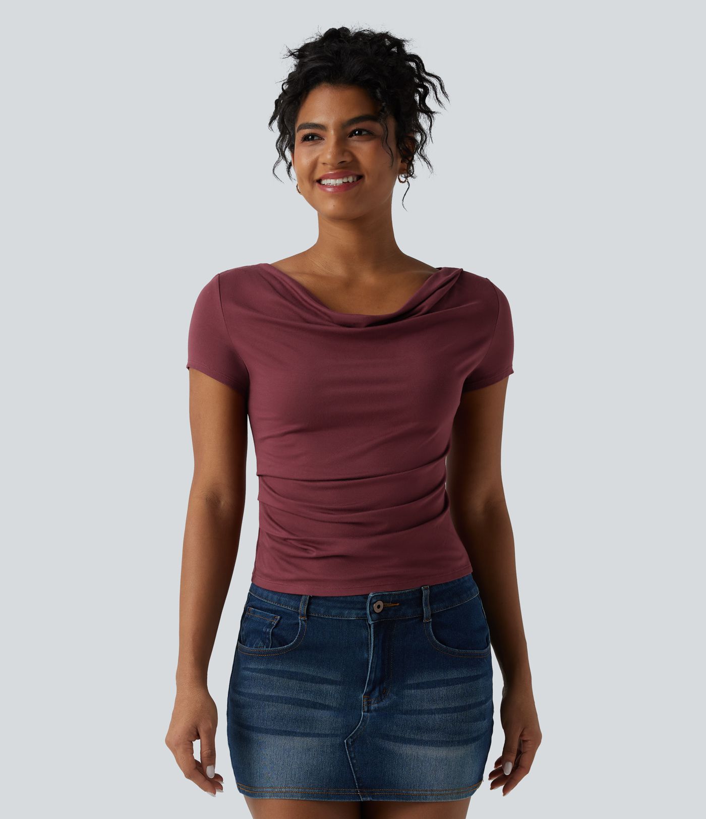 Lässiges, gerafftes Top mit Wasserfallausschnitt und kurzen Ärmeln