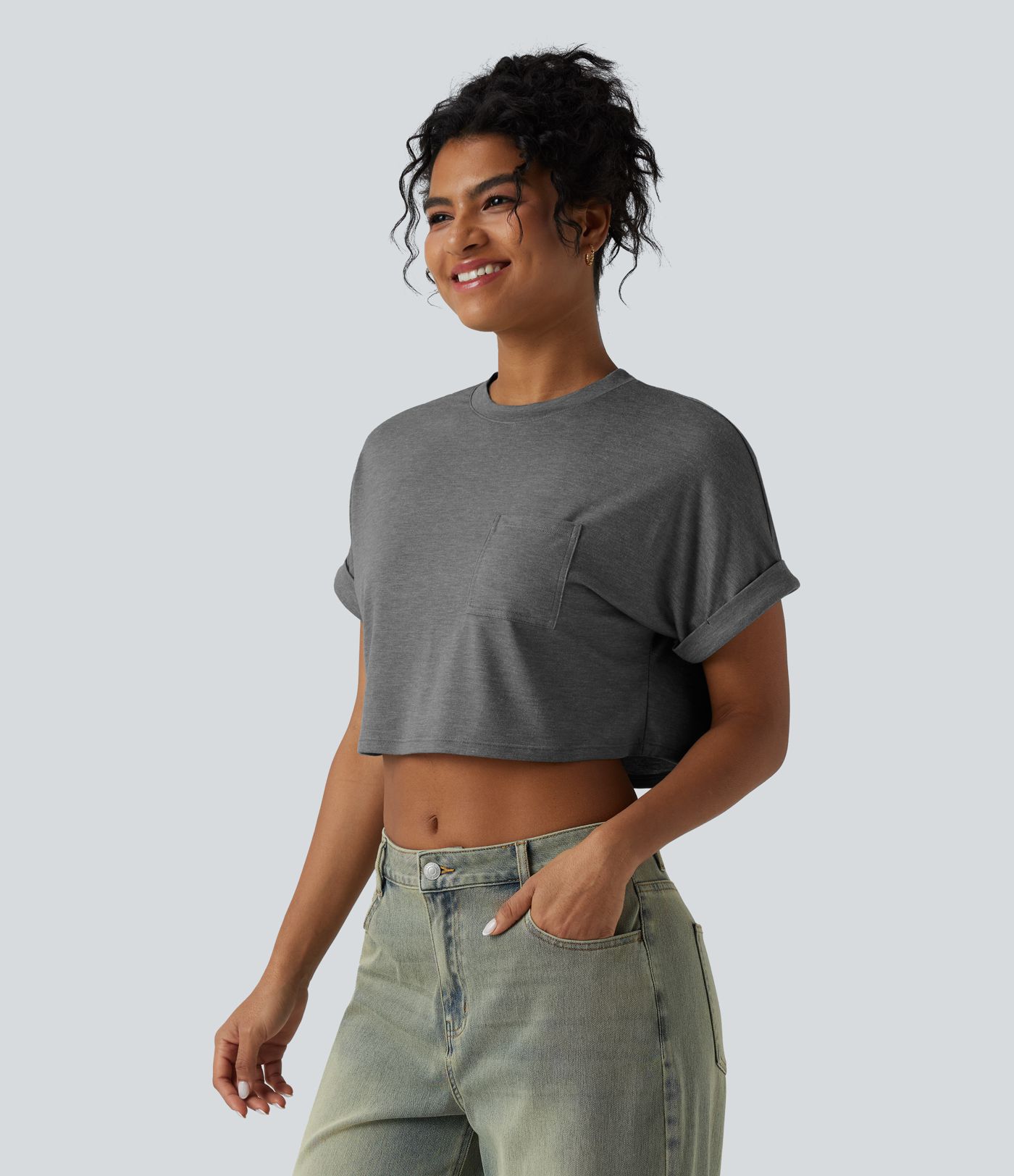 Verkürztes, lässiges T-Shirt mit Rundhalsausschnitt, kurzen Ärmeln, meliertem Stoff und Tasche