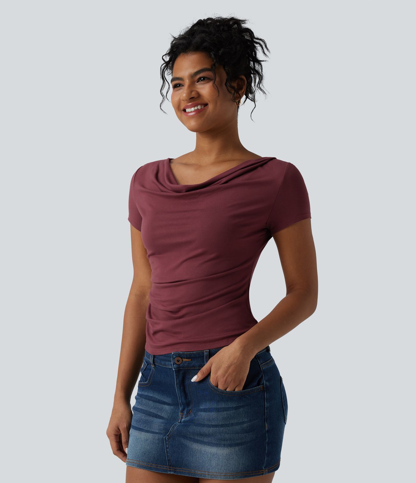 Lässiges, gerafftes Top mit Wasserfallausschnitt und kurzen Ärmeln