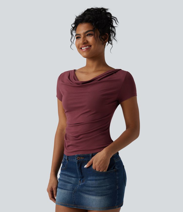 Lässiges, gerafftes Top mit Wasserfallausschnitt und kurzen Ärmeln