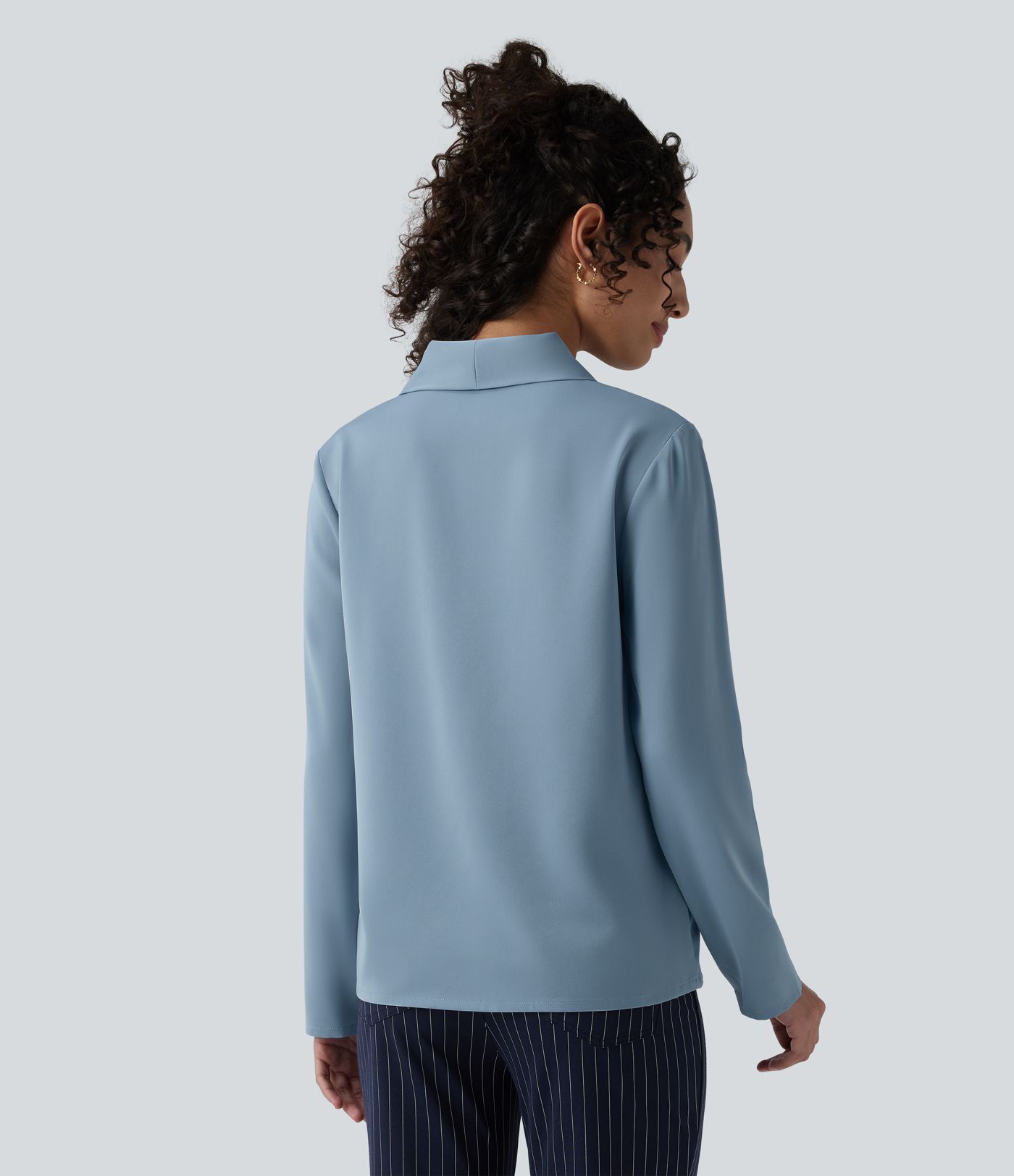 Blouse tailleur ample infroissable à col V, manches longues et nœud