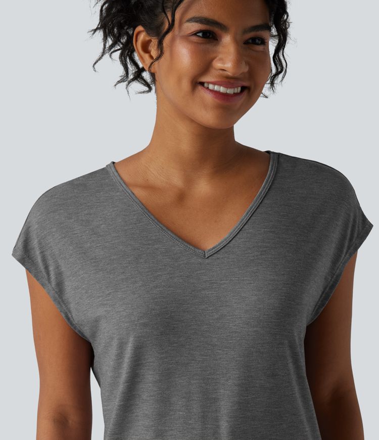 Casual T-shirt met V-hals, korte mouwen, losse pasvorm en gemêleerde stof.