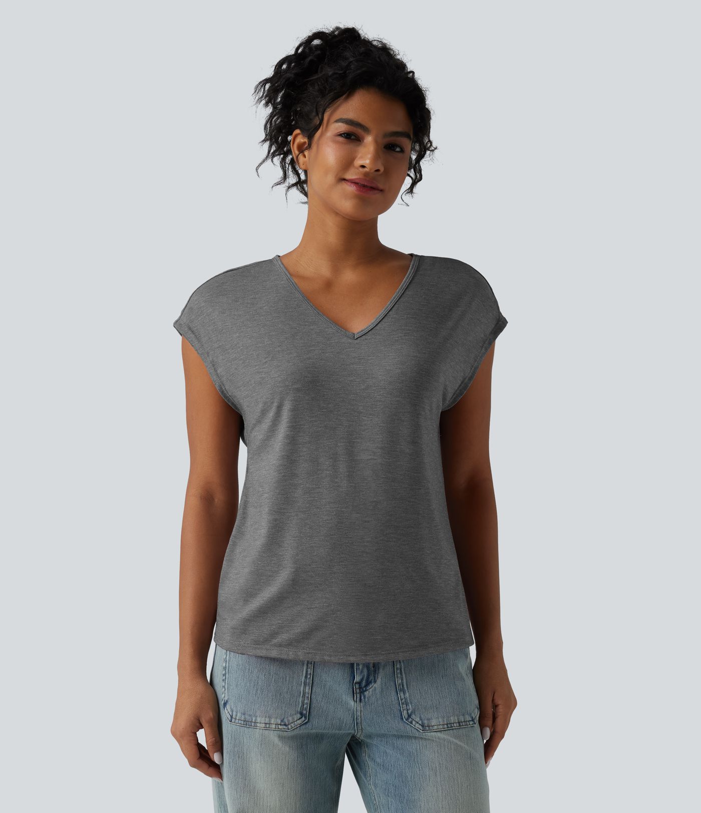 Casual T-shirt met V-hals, korte mouwen, losse pasvorm en gemêleerde stof.