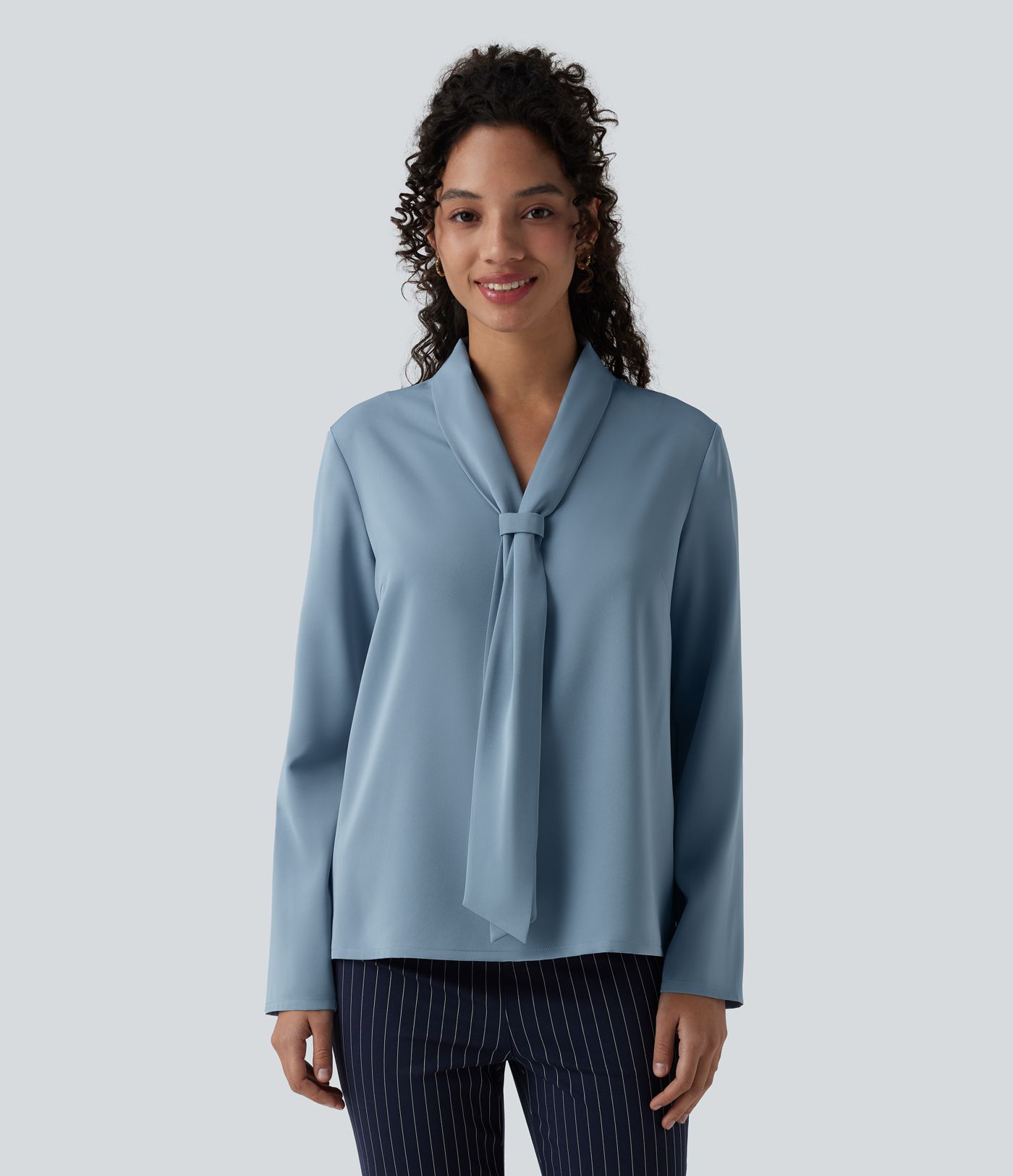 Blouse tailleur ample infroissable à col V, manches longues et nœud