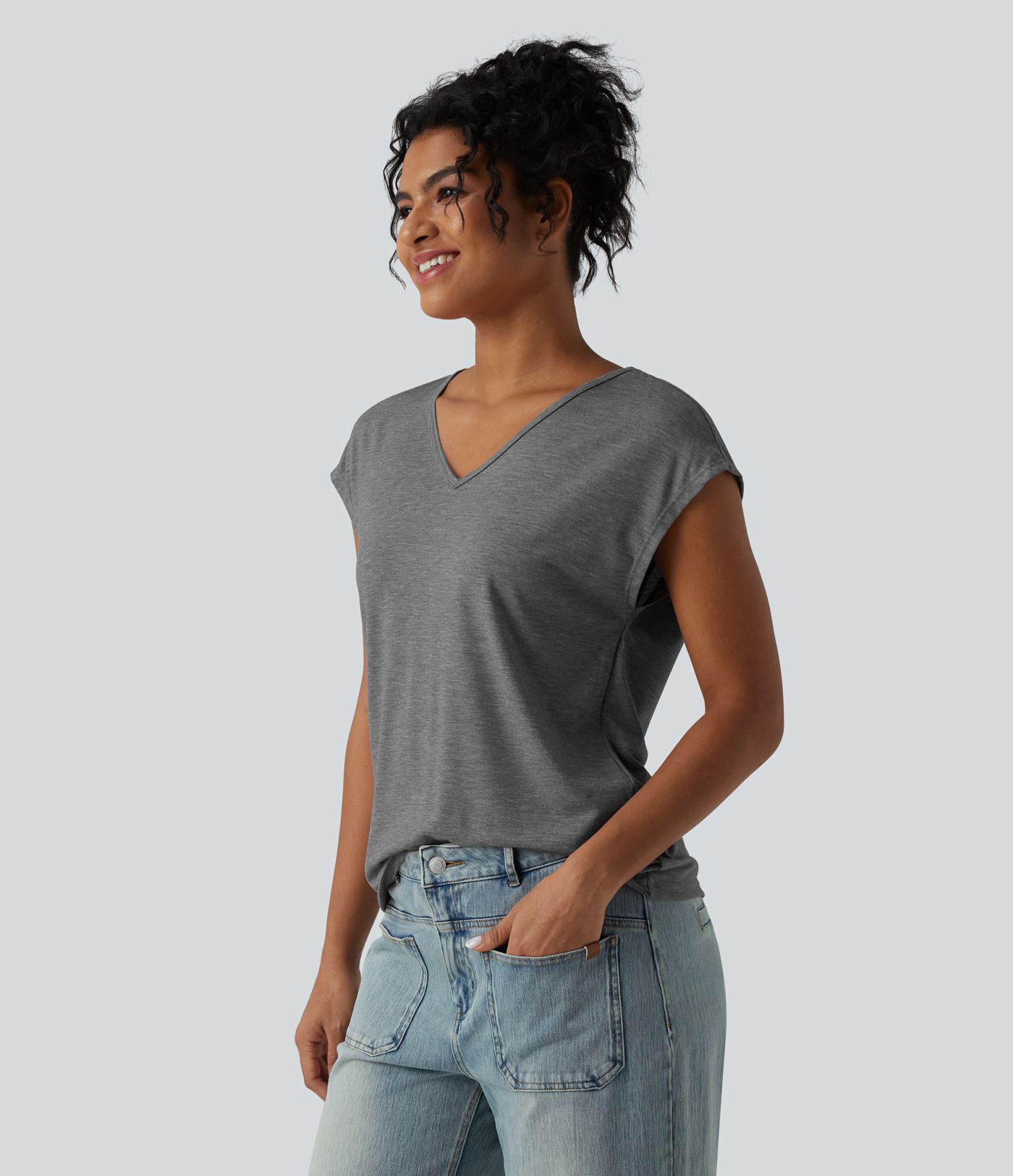 Casual T-shirt met V-hals, korte mouwen, losse pasvorm en gemêleerde stof.