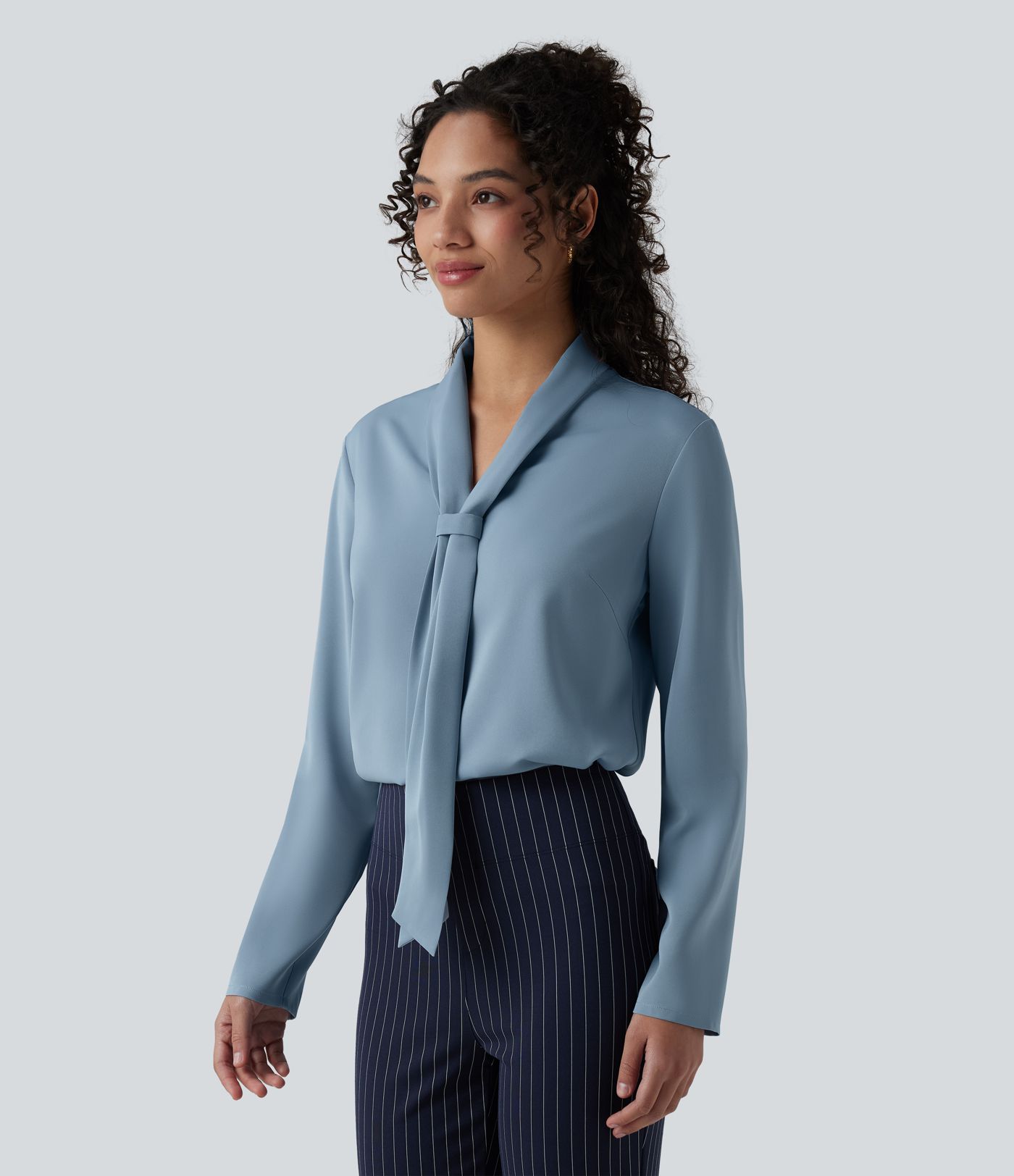 Blouse tailleur ample infroissable à col V, manches longues et nœud
