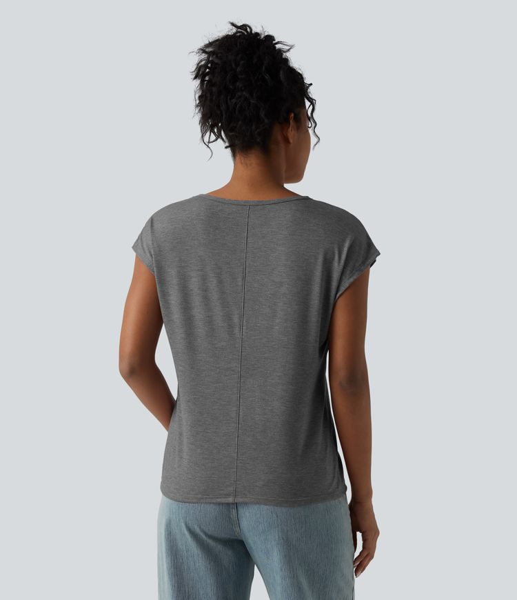 Casual T-shirt met V-hals, korte mouwen, losse pasvorm en gemêleerde stof.