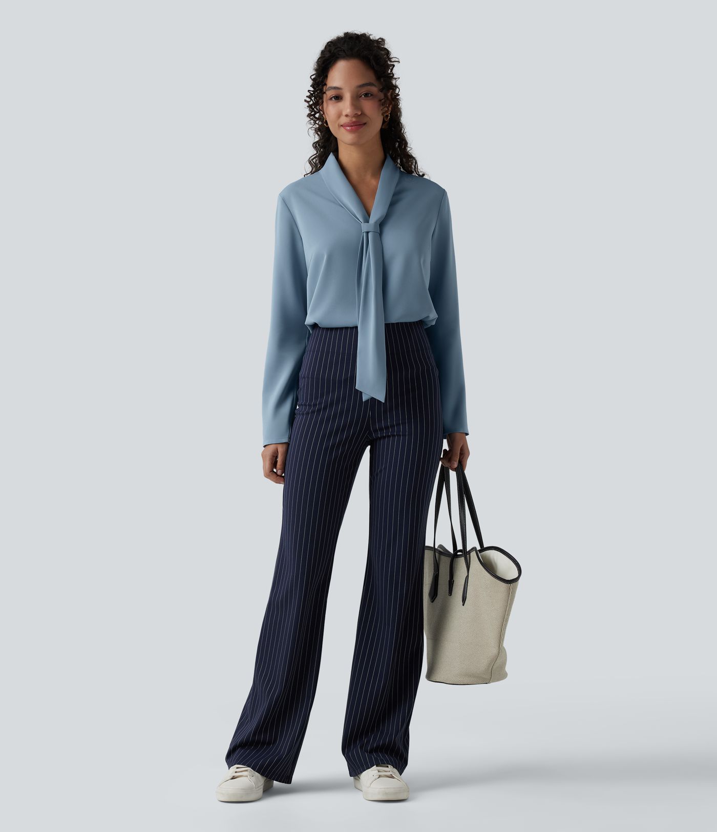 Blouse tailleur ample infroissable à col V, manches longues et nœud