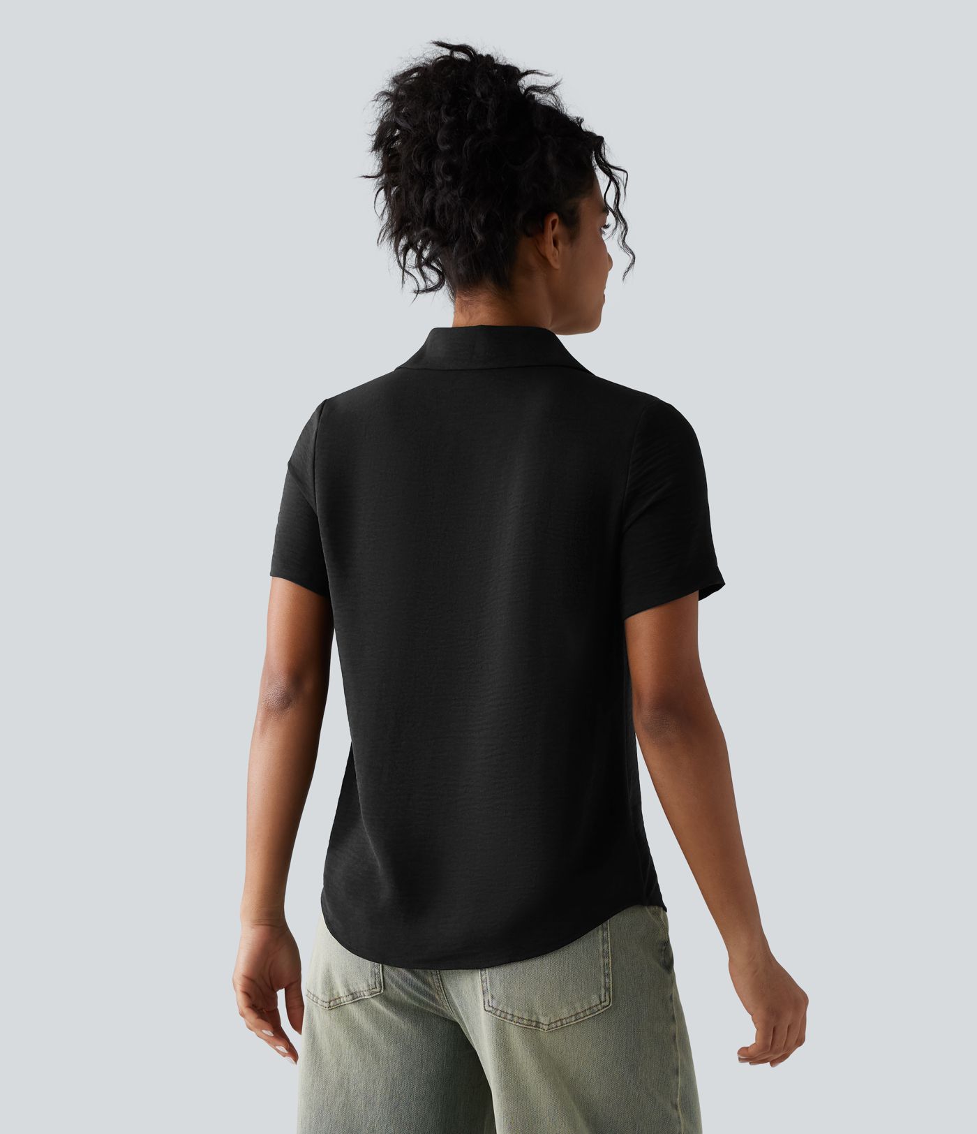 Kortärmad vardagsskjorta med krage, rynkad detalj vid kragen, rundad nederkant, linnekänsla och fickor