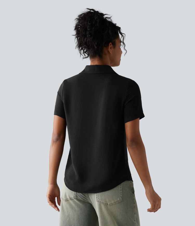 Kortärmad vardagsskjorta med krage, rynkad detalj vid kragen, rundad nederkant, linnekänsla och fickor