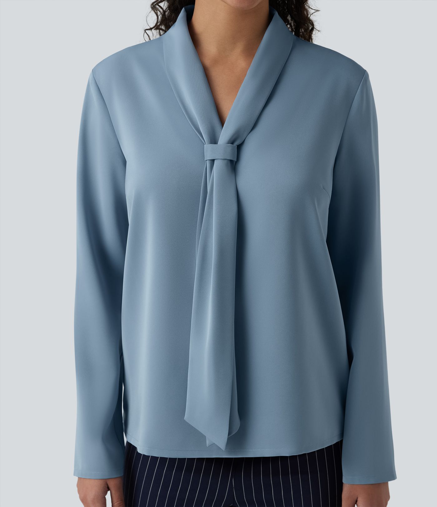 Blouse tailleur ample infroissable à col V, manches longues et nœud